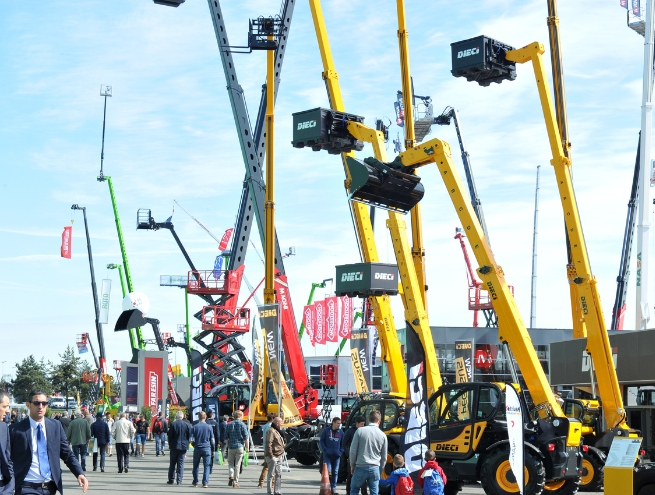 Diverses marques de chariots élévateurs à fourche se sont rassemblées en plein air à INTERMAT