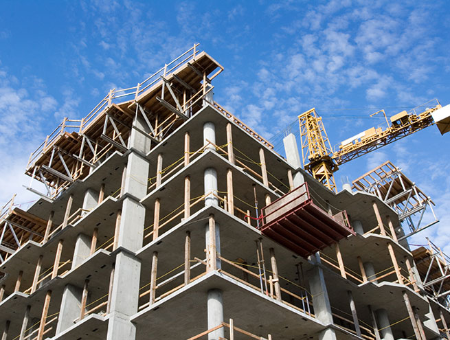 Un immeuble en béton en construction