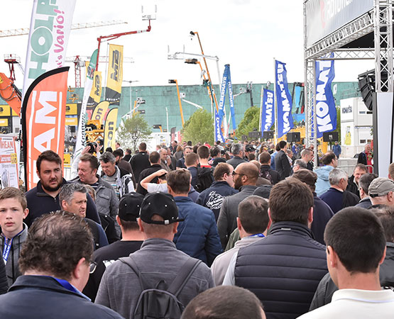 visiteurs dans les allées INTERMAT